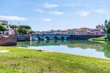 İtalya 'nın Rimini kentindeki Roma Tiberius Köprüsü' ne doğru, su parkındaki meydandan bir manzara