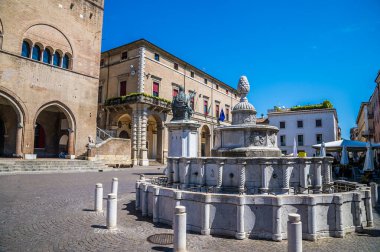İtalya 'nın Rimini kentindeki Üç Şehit Meydanı' nın karşısındaki çeşmenin önünden bir manzara