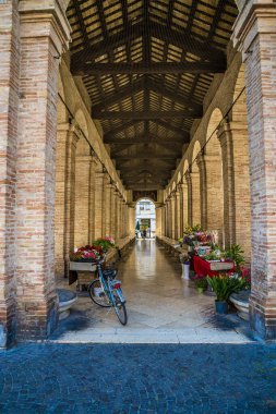 İtalya 'nın Rimini kentindeki Üç Şehit Meydanı' ndaki eski balık pazarının manzarası