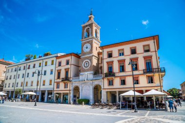İtalya 'nın Rimini kentindeki Üç Şehit Meydanı' nda yaz mevsiminde bir manzara
