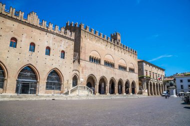 İtalya 'nın Rimini kentindeki Cavour Meydanı' nda bir manzara