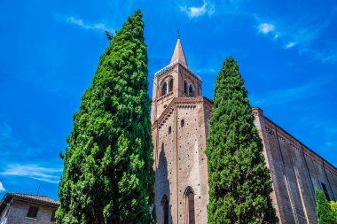 Yazın İtalya 'nın Rimini kentindeki Aziz Augustine Kilisesi' ne doğru bir manzara
