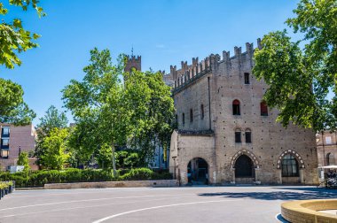 İtalya 'nın Rimini kentindeki Sismondo Kalesi' ne giden ara sokaktan bir manzara.