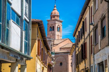 Yazın İtalya 'nın Rimini kentindeki Saint Clare Kilisesi' ne doğru bir manzara