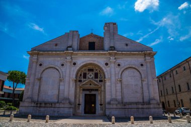 Yazın İtalya 'nın Rimini kentindeki Malatesta Tapınağı' na doğru bir manzara