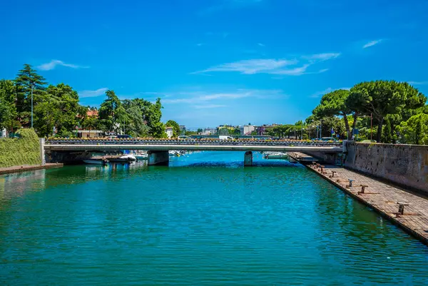 Yazın İtalya 'nın Rimini kentindeki nehir kıyısı manzarası