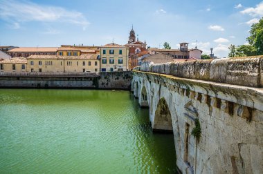 Yaz mevsiminde İtalya 'nın Rimini kentindeki Roma Tiberius Köprüsü' nün doğu yakası boyunca bir manzara.