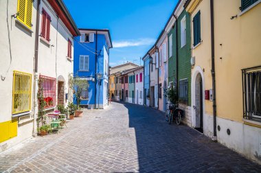 İtalya 'nın Rimini kentindeki San Giuliano köyünün sessiz, tenha, renkli bir caddesinin aşağısında bir manzara.