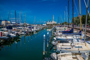 İtalya 'nın Rimini kentinde yaz mevsiminde bir marina manzarası