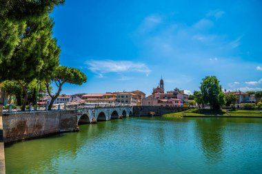 Yaz mevsiminde İtalya 'nın Rimini kentindeki Roma Tiberius Köprüsü' nün batı yakası boyunca bir manzara