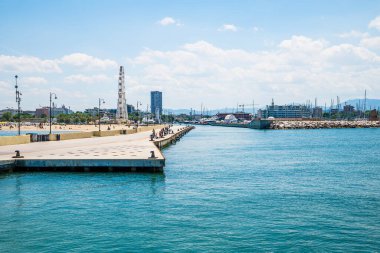 İtalya 'nın Rimini limanındaki nehir kıyısından yaz mevsiminde bir manzara.