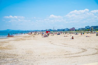 Yaz mevsiminde İtalya 'nın Rimini plajı boyunca bir manzara.