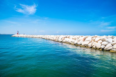 İtalya 'nın Rimini kentindeki liman dalgakıranı boyunca bir manzara