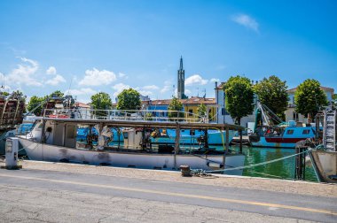 İtalya 'nın Rimini kentinde yaz mevsiminde denize yakın bir nehir manzarası