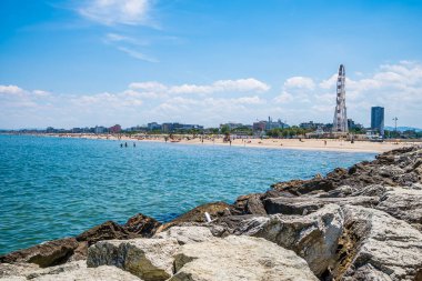 Yaz mevsiminde İtalya 'nın Rimini kentindeki sahile doğru bir deniz manzarası