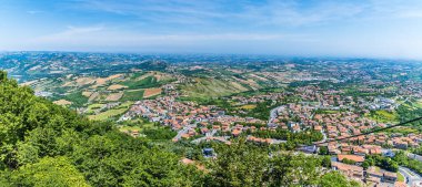 Yaz mevsiminde İtalya 'nın San Marino kentindeki Kanton' dan manzara.