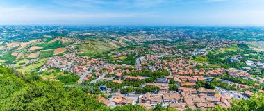 Yaz mevsiminde İtalya 'nın San Marino kentindeki Kanton' dan kuzeye doğru bir manzara.