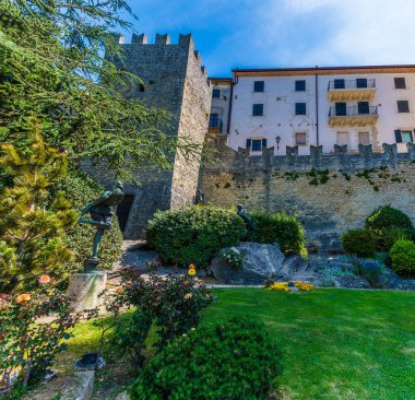 Yaz mevsiminde İtalya 'nın San Marino kentindeki Eugippo Caddesi' nin yanındaki bahçe manzarası