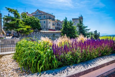 Yaz mevsiminde İtalya 'nın San Marino kentindeki Kanton boyunca bir manzara