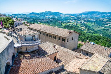 Yaz aylarında İtalya 'nın San Marino kentinin batı kantonu boyunca uzanan bir manzara.