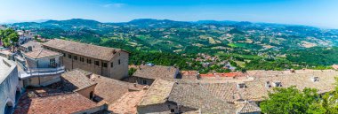 Yaz mevsiminde İtalya 'nın San Marino kentinin batı yakası boyunca bir manzara.