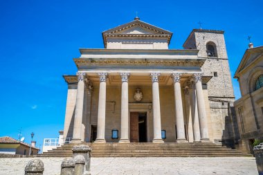 Yaz mevsiminde İtalya 'nın San Marino kentindeki Aziz Marinus Bazilikası' na doğru bir manzara