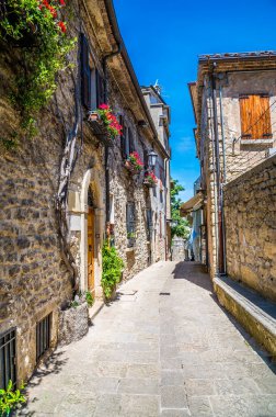 Yaz mevsiminde İtalya 'nın San Marino kentindeki sakin dar bir cadde boyunca bir manzara.