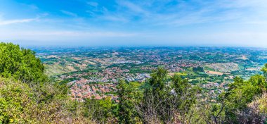 Yaz mevsiminde İtalya 'nın San Marino kentindeki ilk kulenin altından manzaralı bir manzara.