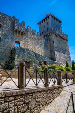 Yaz mevsiminde İtalya 'nın San Marino kentindeki ilk kuleye doğru bir manzara.