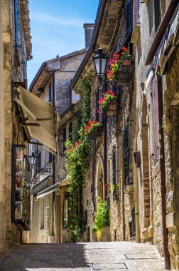 Yaz mevsiminde İtalya 'nın San Marino kentindeki dar bir sokakta çiçeklerle süslenmiş bir manzara.