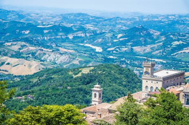 Yaz mevsiminde İtalya 'nın San Marino kentindeki ilk kuleden batıya bakan bir manzara.