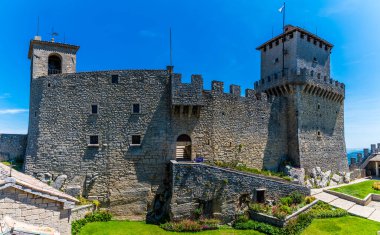 Yaz mevsiminde İtalya 'nın San Marino kentindeki ilk kulede bir manzara.