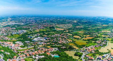 Yaz mevsiminde İtalya 'nın San Marino kentindeki ilk kuleden manzara.