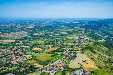 Yaz mevsiminde İtalya 'nın San Marino kentindeki ilk kuleden San Marino' ya giden yol manzaralı.