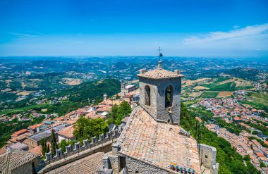 Yaz mevsiminde İtalya 'nın San Marino kentindeki ilk kuleden kilisenin manzarası.