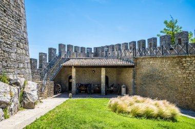 Yaz mevsiminde İtalya 'nın San Marino kentindeki ilk kuledeki surlar boyunca bir manzara.