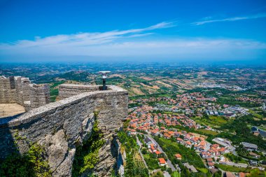 Yaz mevsiminde İtalya 'nın San Marino kentindeki ilk kuleden bir manzara.