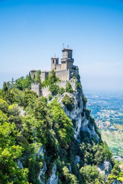Yaz mevsiminde İtalya 'nın San Marino kentindeki kayalıkların tepesindeki ilk kulenin manzarası.