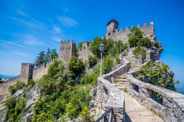 Yaz mevsiminde İtalya 'nın San Marino kentindeki ilk kuleye giden adımların görüntüsü