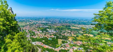 Yaz mevsiminde İtalya 'nın San Marino kentindeki ikinci kuleden aşağıya doğru bir manzara.