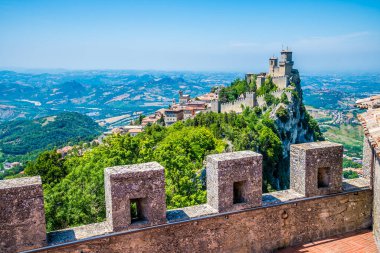 İkinci kuleden bir görüntü, İtalya 'nın San Marino kentinin kuzey kesiminde yaz mevsiminde yer alır.