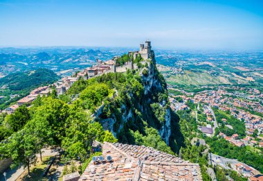 Yaz mevsiminde İtalya 'nın San Marino kentinin kuzey kısmındaki ikinci kuleden bir görüntü.