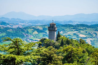 Yaz mevsiminde İtalya 'nın San Marino kentindeki ikinci kuleden üçüncü kuleye doğru bir manzara.