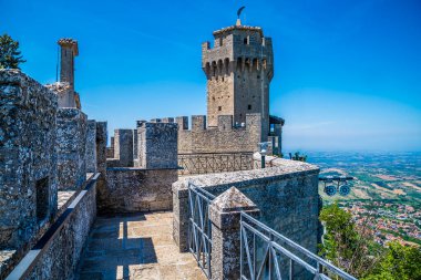 Yaz mevsiminde İtalya 'nın San Marino kentindeki ikinci kulenin kenarı boyunca bir manzara.