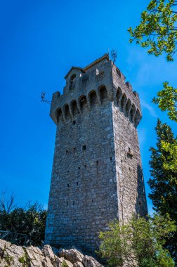 Yaz mevsiminde İtalya 'nın San Marino kentindeki üçüncü kuleye bakan bir manzara