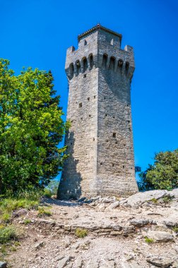 Yaz mevsiminde İtalya 'nın San Marino kentindeki üçüncü kuleye yakın bir manzara