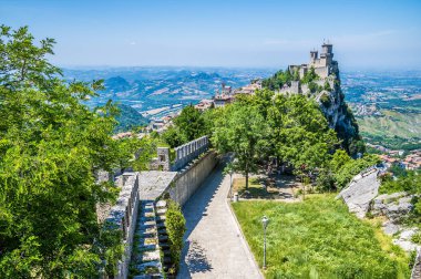Yaz mevsiminde İtalya 'nın San Marino kentindeki ilk kuleye giden yol boyunca ikinci kuleden bir manzara.
