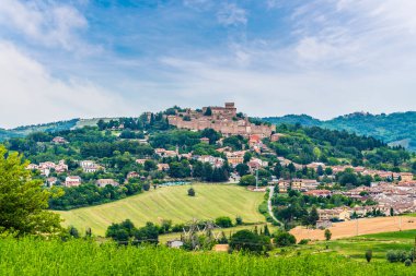 Yaz zamanı İtalya 'nın başkenti Urbino' ya doğru kırsal bir manzara