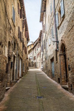 İtalya 'nın Urbino kentindeki Raphael' in evine giden sarp bir caddenin manzarası