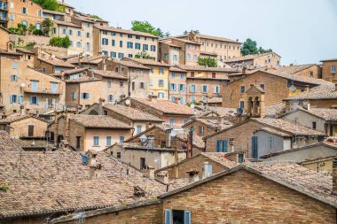 Yaz mevsiminde İtalya 'nın Urbino kentinin çatılarından bir manzara